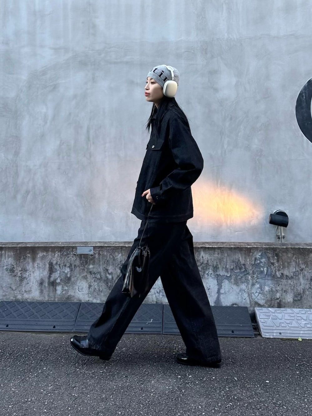 ブラック系のデニムジャケット、ブラック系のデニムパンツを着用したレディースの春コーディネートの3枚目の写真