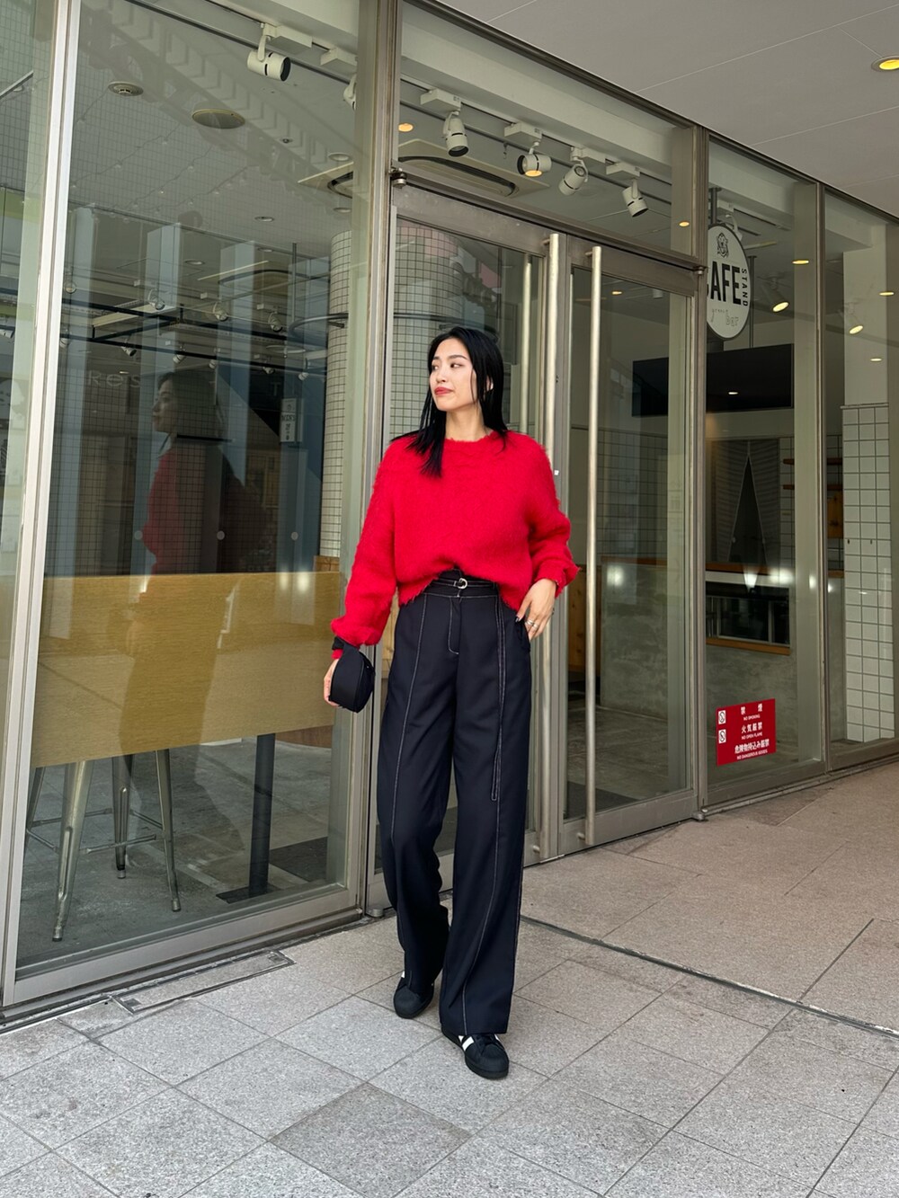 ブラック系のその他パンツ、レッド系のニット/セーターを着用したレディースの秋コーディネートの2枚目の写真
