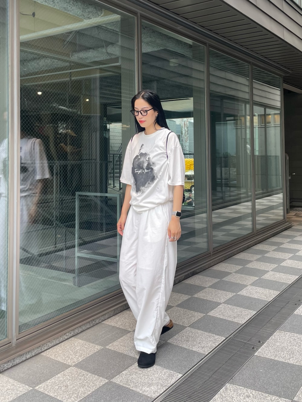 ホワイト系のTシャツ/カットソー、ブラック系のバックパック/リュック、ホワイト系のその他パンツを着用したレディースの夏コーディネートの2枚目の写真