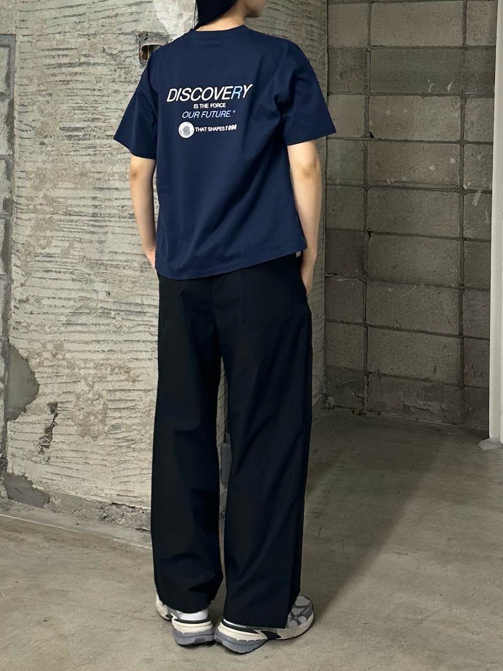 ブルー系のTシャツ/カットソー、ブラック系のその他パンツを着用したレディースの春コーディネートの3枚目の写真