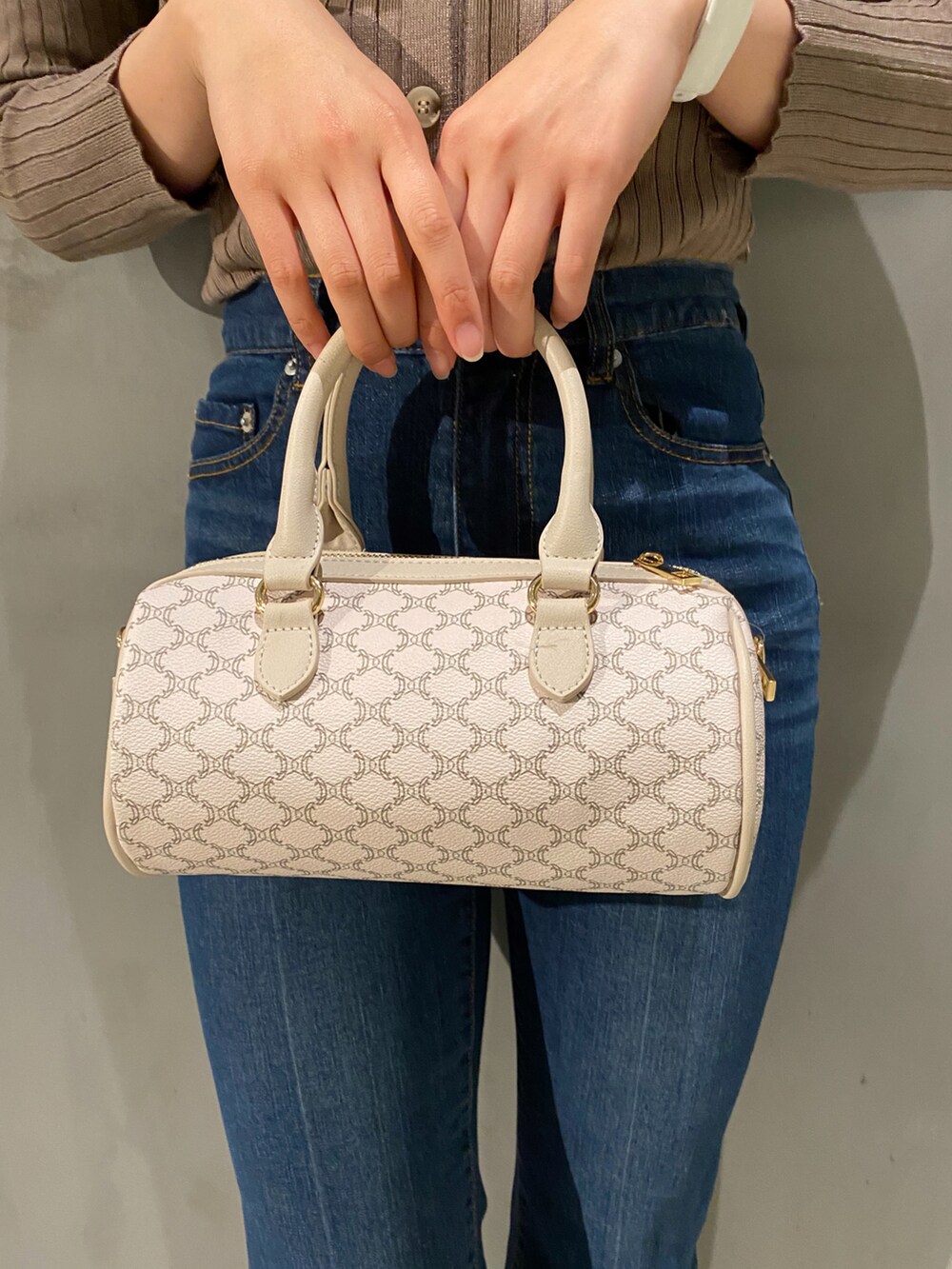 ブルー系のその他パンツ、ブラック系のブーツ、ブラウン系のニット/セーターを着用したレディースの冬コーディネートの2枚目の写真