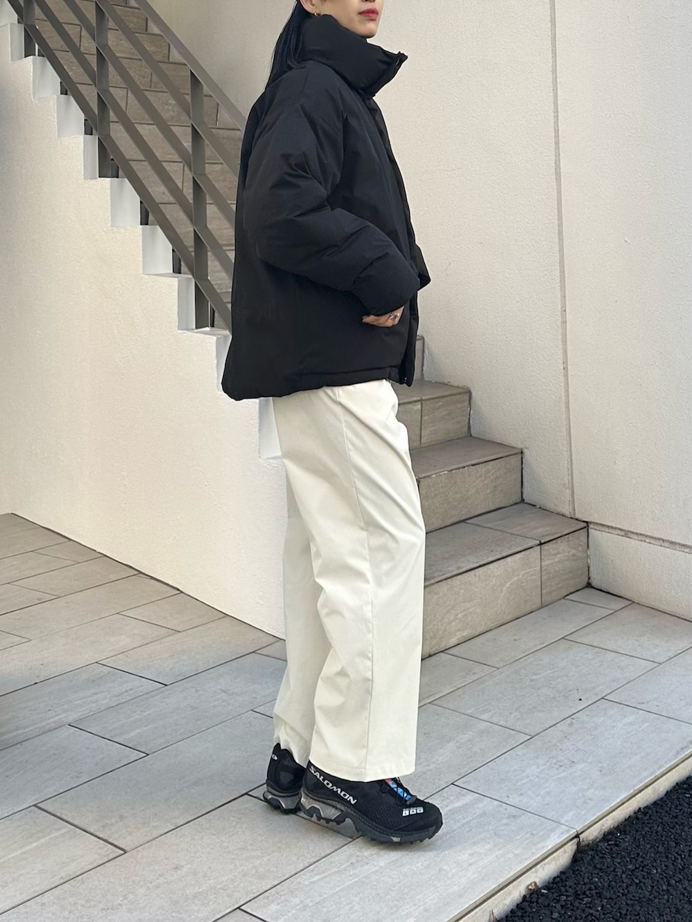 ベージュ系のその他パンツ、ブラック系のダウンジャケット/コートを着用したレディースの冬コーディネートの3枚目の写真