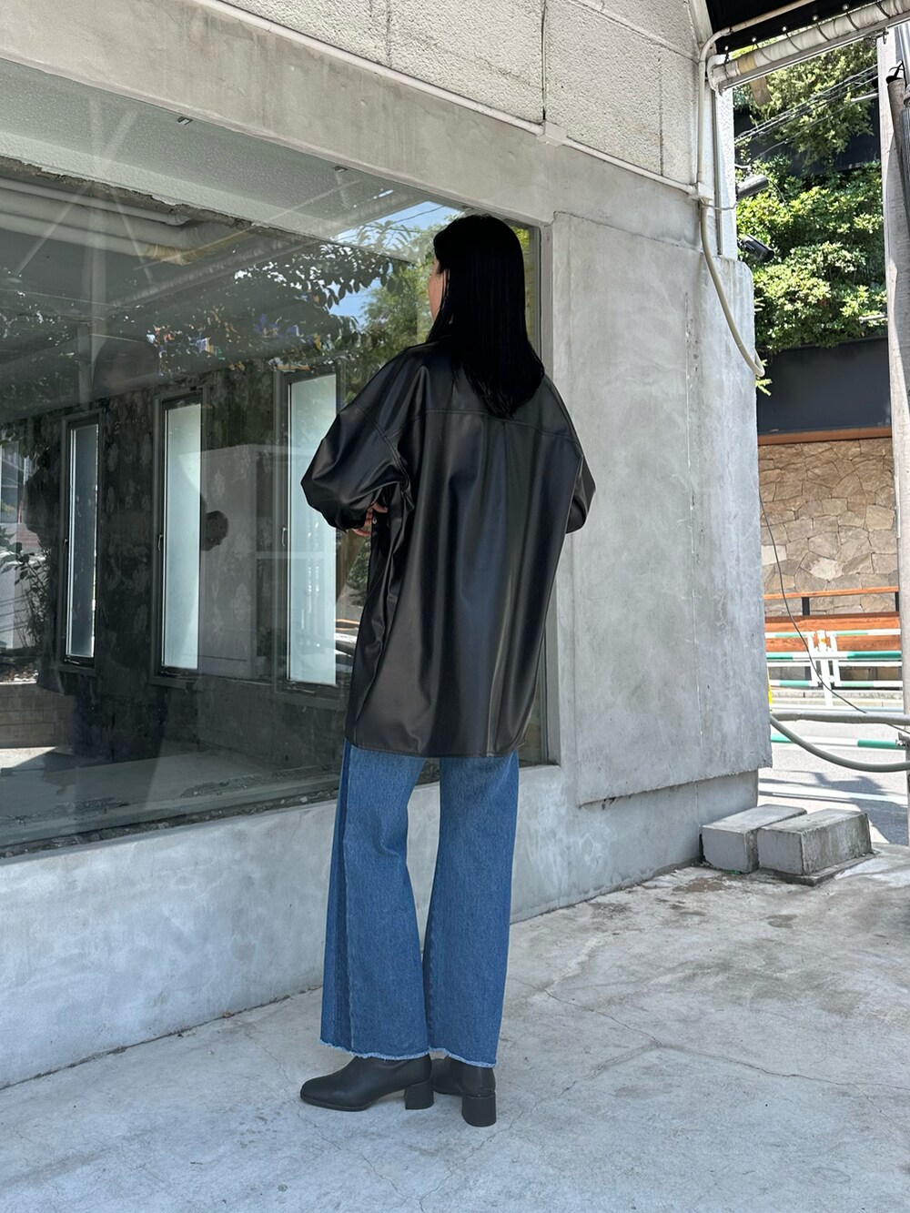 ブルー系のデニムパンツ、グレー系のTシャツ/カットソー、ブラック系のカバーオールを着用したレディースの夏コーディネートの3枚目の写真