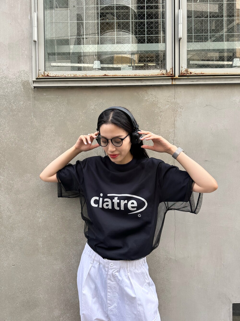 ホワイト系のカーゴパンツ、ブラック系のTシャツ/カットソーを着用したレディースの春コーディネートの3枚目の写真