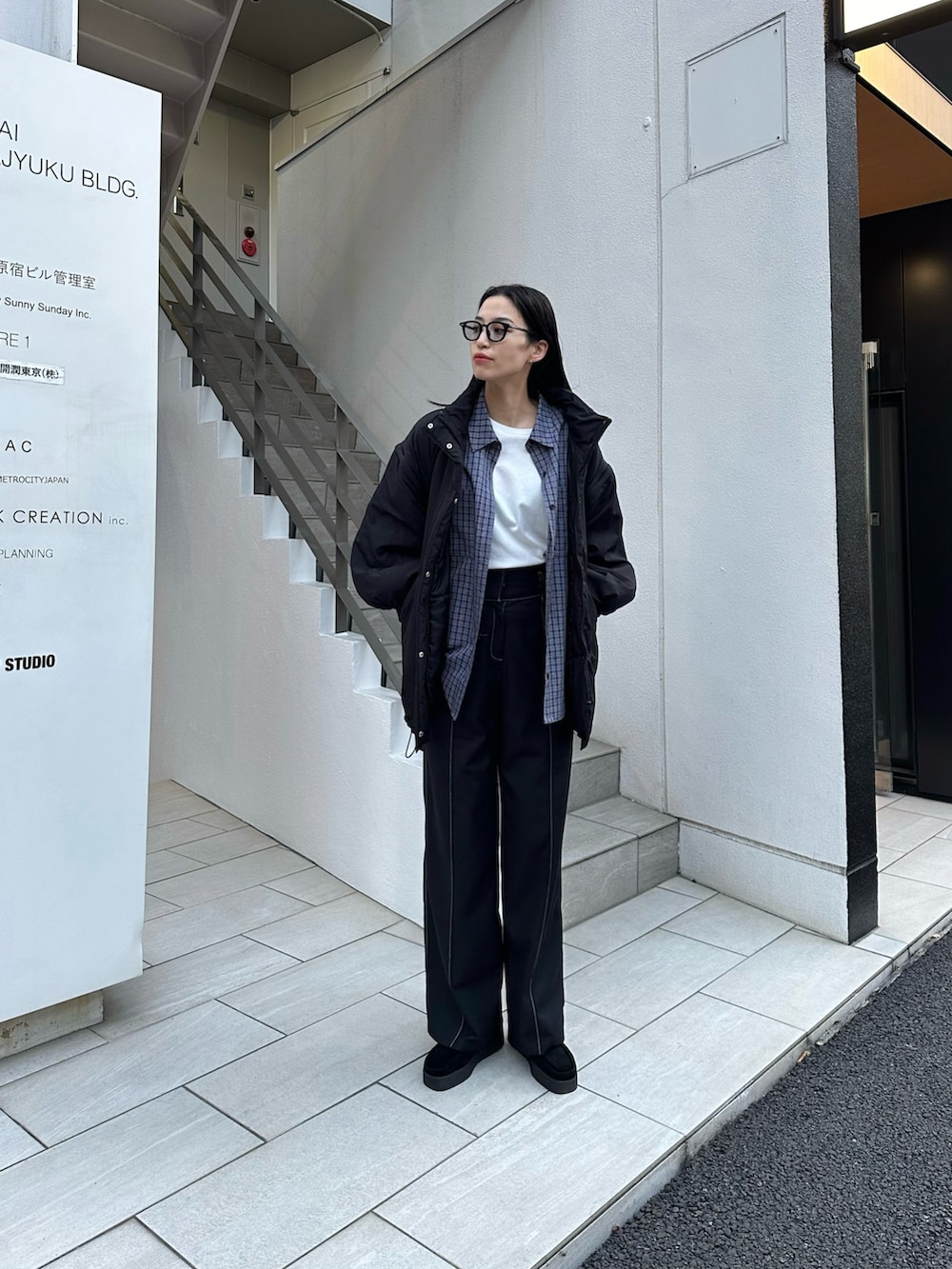 ブラック系のダウンジャケット/コート、ブルー系のシャツ/ブラウス、ブラック系のバックパック/リュックを着用したレディースの冬コーディネートの2枚目の写真