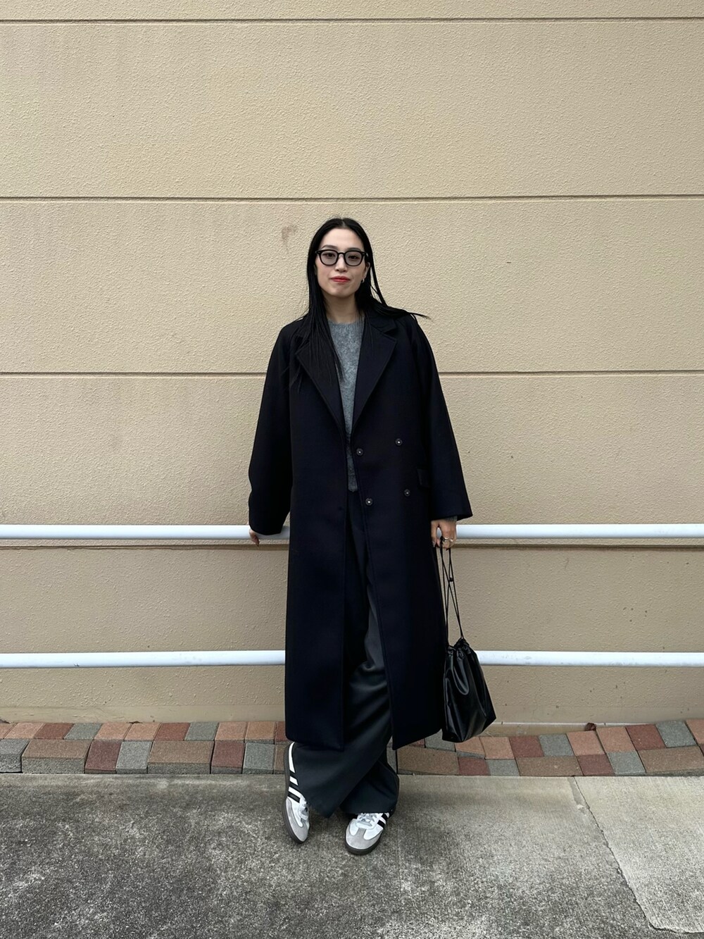 ブラック系のその他アウター、グレー系のスラックス、グレー系のニット/セーターを着用したレディースの秋コーディネートの3枚目の写真