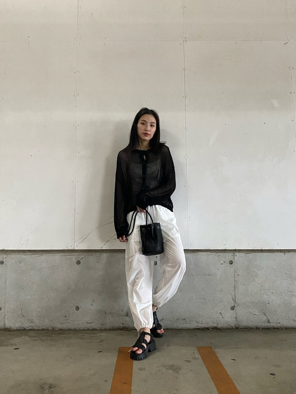 ブラック系のカーディガン/ボレロ、ホワイト系のキャミソール、ホワイト系のその他パンツを着用したレディースの夏コーディネートの4枚目の写真