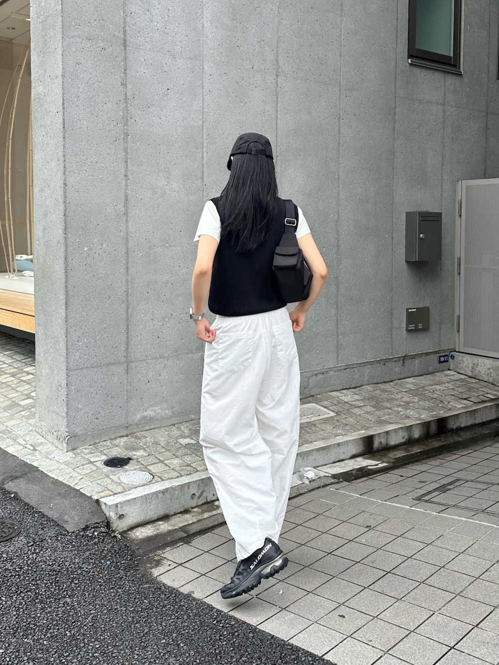 ブラック系のベスト、ホワイト系のTシャツ/カットソー、ホワイト系のその他パンツを着用したレディースの夏コーディネートの4枚目の写真