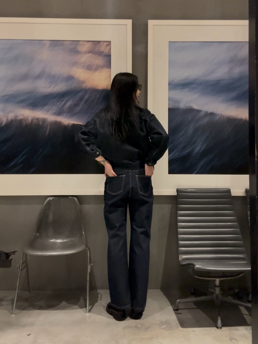 ブルー系のデニムパンツ、ブルー系のデニムジャケット、ブラック系のローファーを着用したレディースの春コーディネートの4枚目の写真