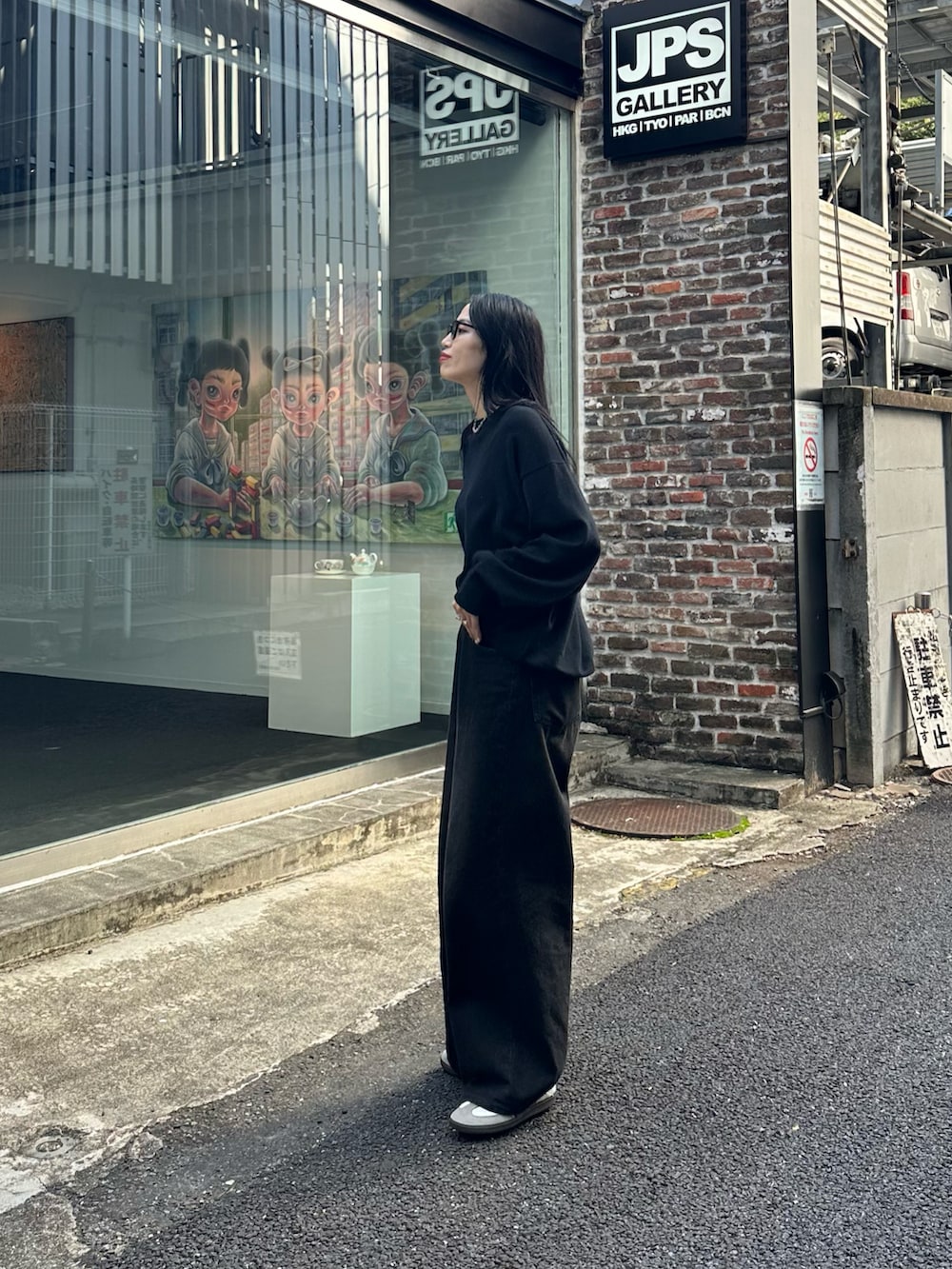 ブラック系のデニムパンツ、ブラック系のニット/セーターを着用したレディースの秋コーディネートの2枚目の写真