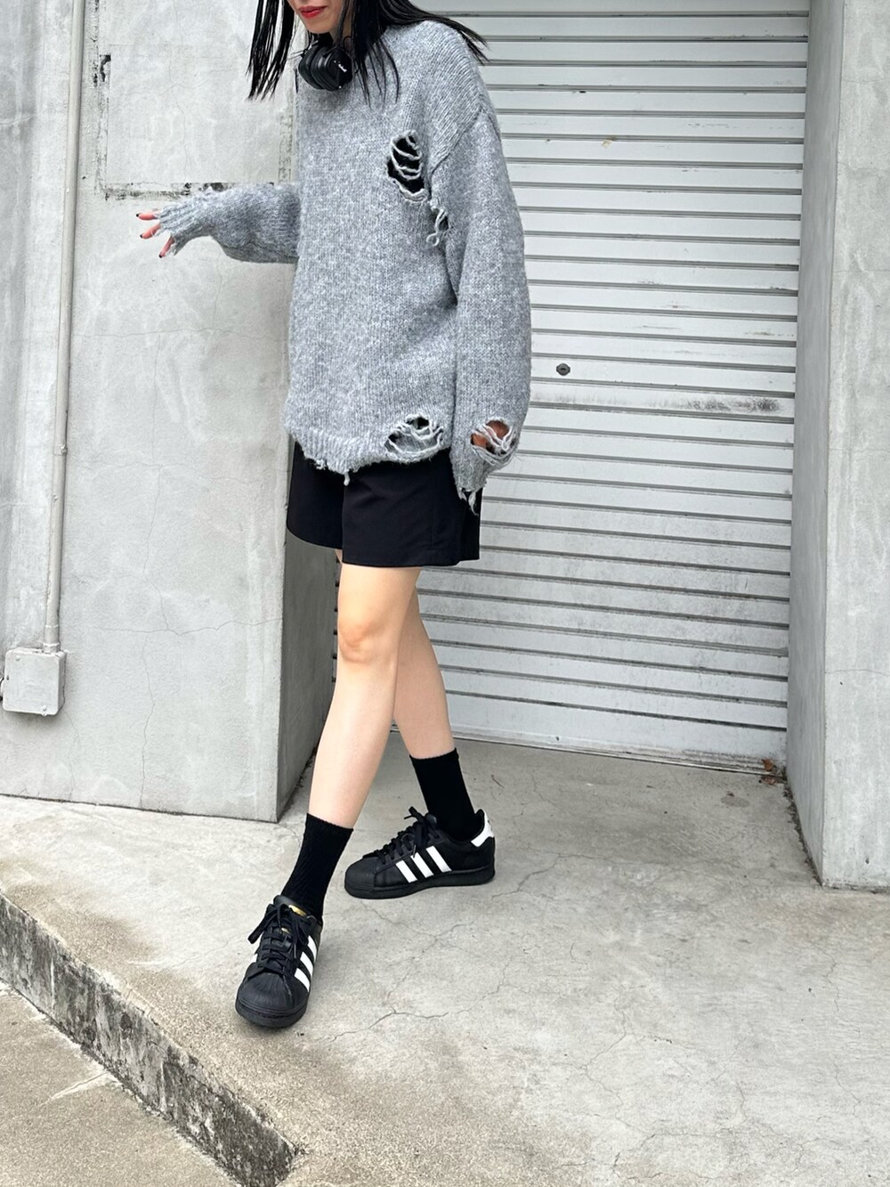 グレー系のニット/セーターを着用したレディースの秋コーディネートの2枚目の写真