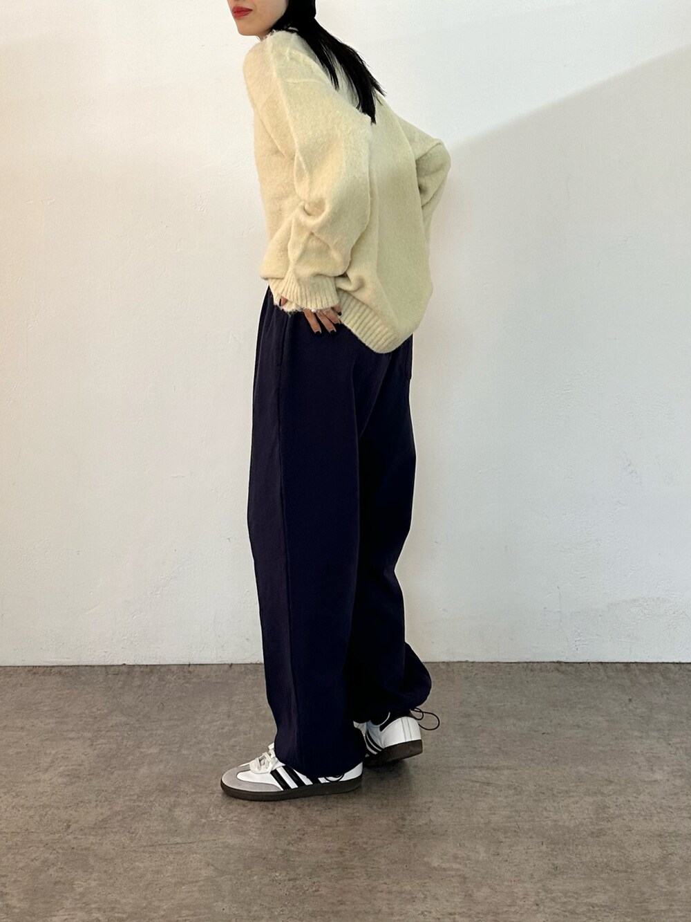 「スニーカーコーデ、スウェット、スウェットパンツ、ラフスタイル、ゆるコーデ、メンズアイテム」｜「COLONY 2139のモヘアライクシャギーニット（ニット/セーター、ホワイト系）」を使った、MISAKIさん（レディース・174cm）の冬コーディネートの3枚目の写真