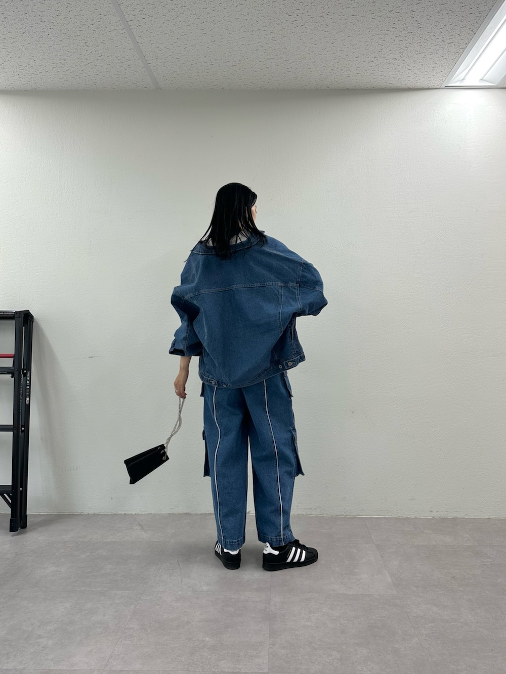 ホワイト系のTシャツ/カットソー、ブルー系のデニムパンツ、ブルー系のデニムジャケットを着用したレディースの夏コーディネートの3枚目の写真