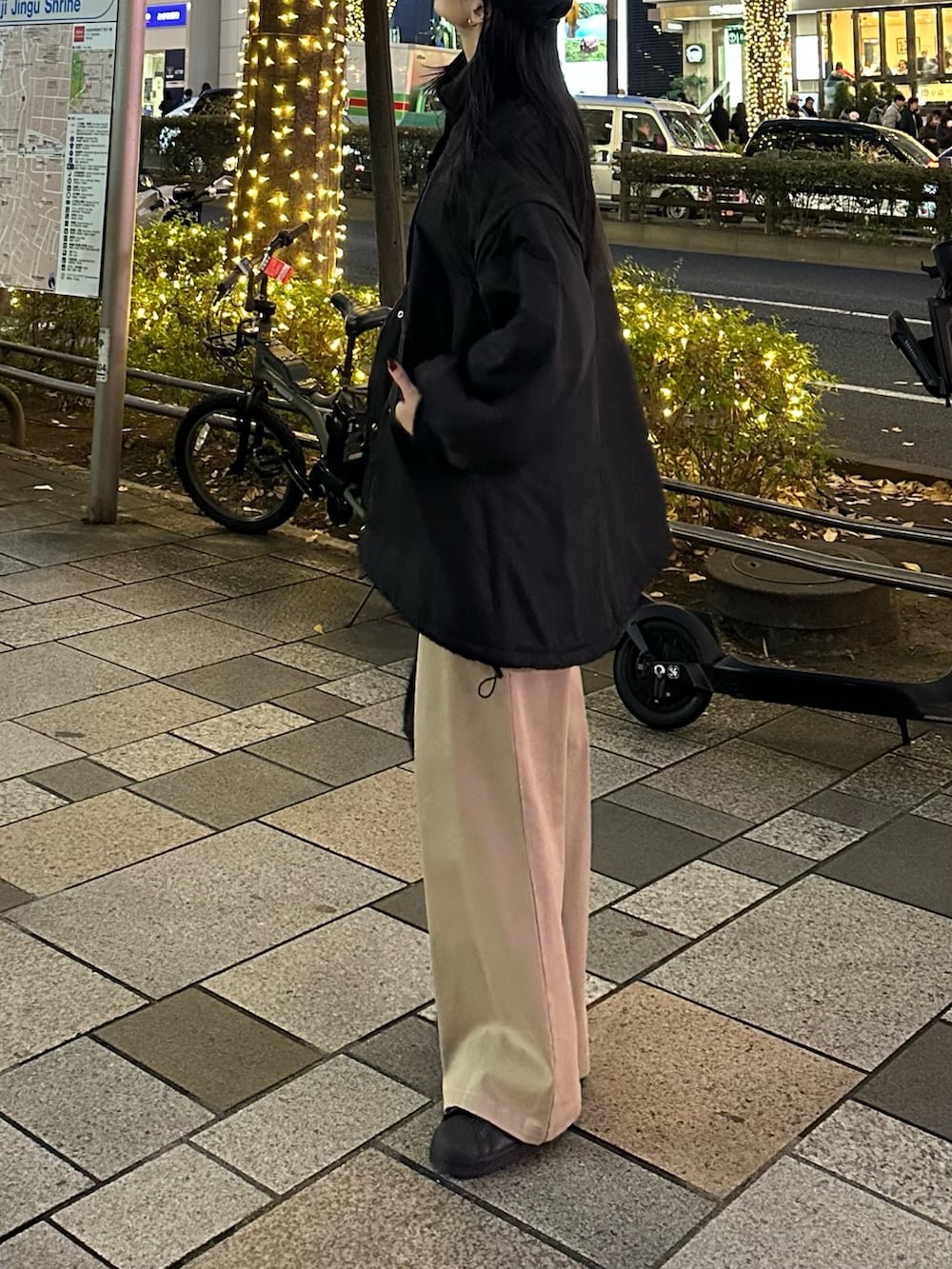 ブラック系のその他アウター、ベージュ系のその他パンツを着用したレディースの冬コーディネートの3枚目の写真