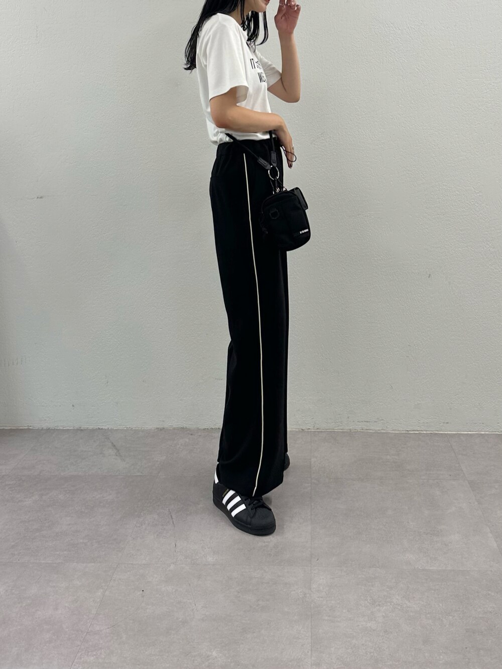 ホワイト系のTシャツ/カットソー、ブラック系のその他パンツ、ブラック系のショルダーバッグを着用したレディースの夏コーディネートの3枚目の写真