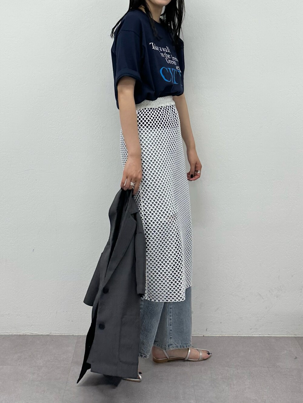 ブルー系のTシャツ/カットソー、ホワイト系のスカート、ブルー系のデニムパンツを着用したレディースの春コーディネートの2枚目の写真