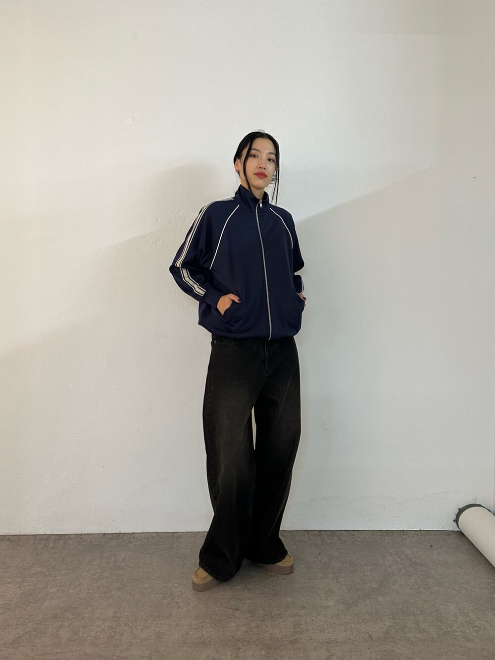 ブラック系のデニムパンツ、ブルー系のジャケット/アウター、ベージュ系のモカシン/デッキシューズを着用したレディースの冬コーディネートの3枚目の写真