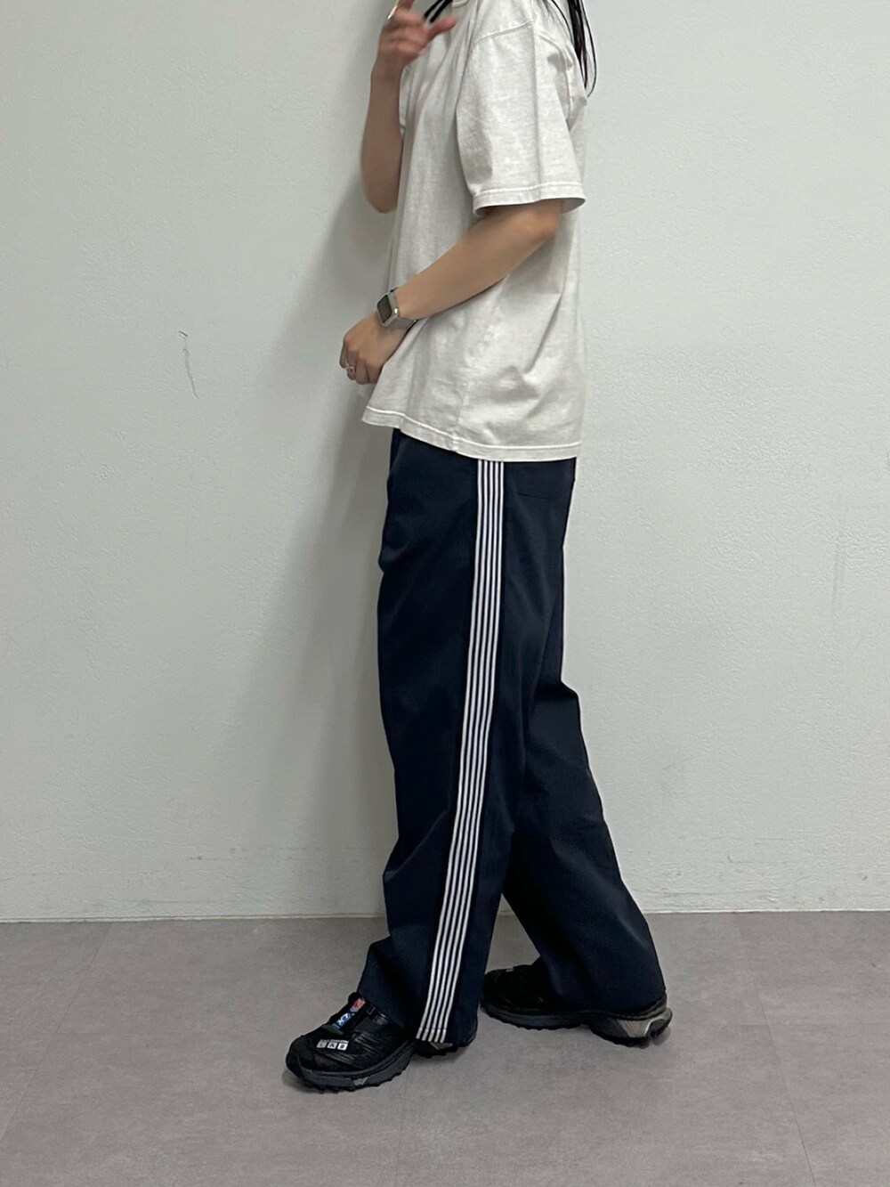 ブルー系のその他パンツを着用したレディースの春コーディネートの4枚目の写真