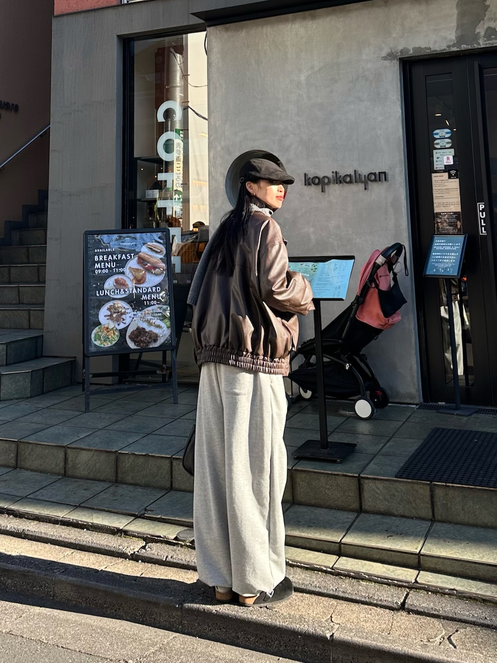 ホワイト系のTシャツ/カットソー、ブラック系のスウェット、グレー系のスウェットパンツを着用したレディースの冬コーディネートの4枚目の写真