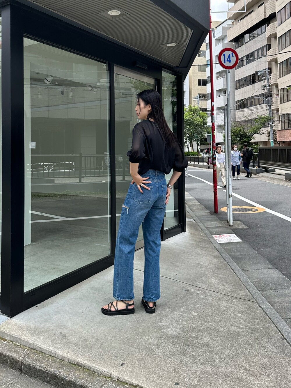 ブルー系のデニムパンツ、ブラック系のシャツ/ブラウス、ブラック系のサンダルを着用したレディースの夏コーディネートの2枚目の写真