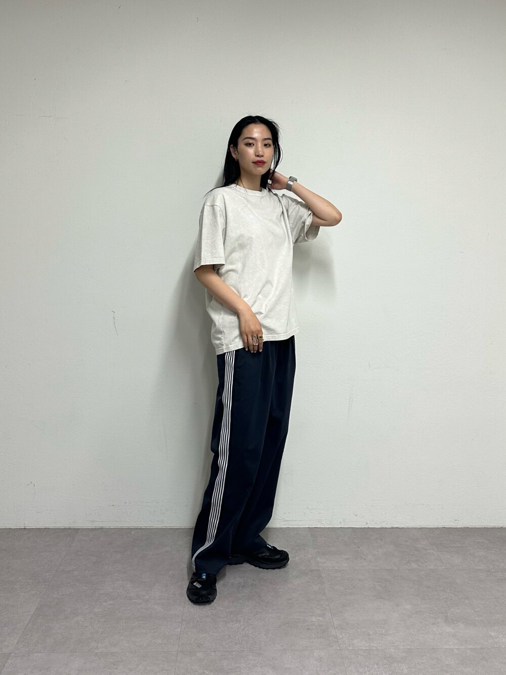 ブルー系のその他パンツを着用したレディースの春コーディネートの3枚目の写真