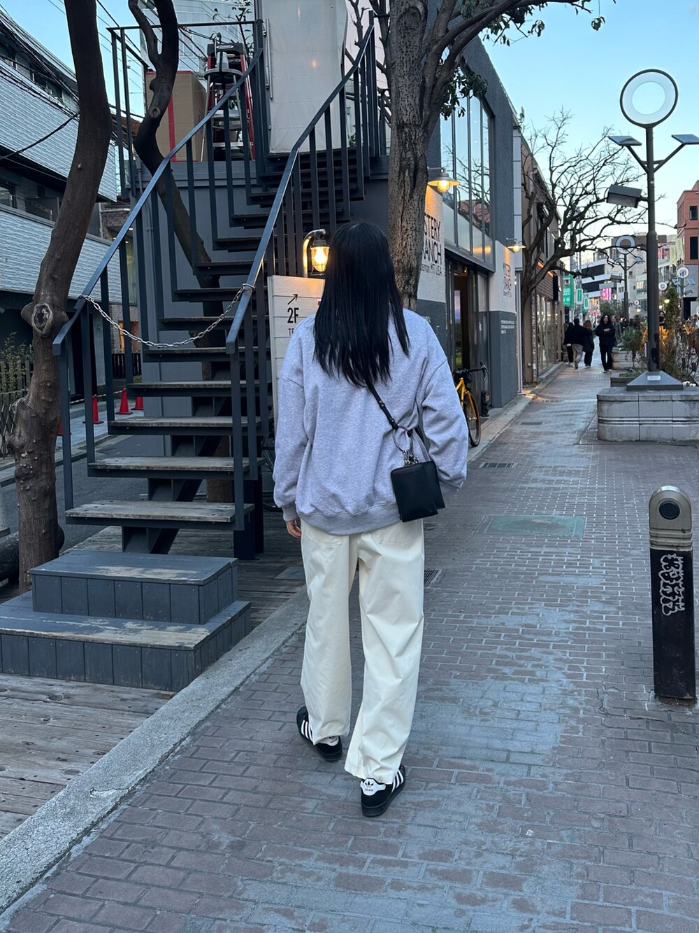 ベージュ系のその他パンツ、グレー系のスウェット、ブラック系のショルダーバッグを着用したレディースの冬コーディネートの3枚目の写真