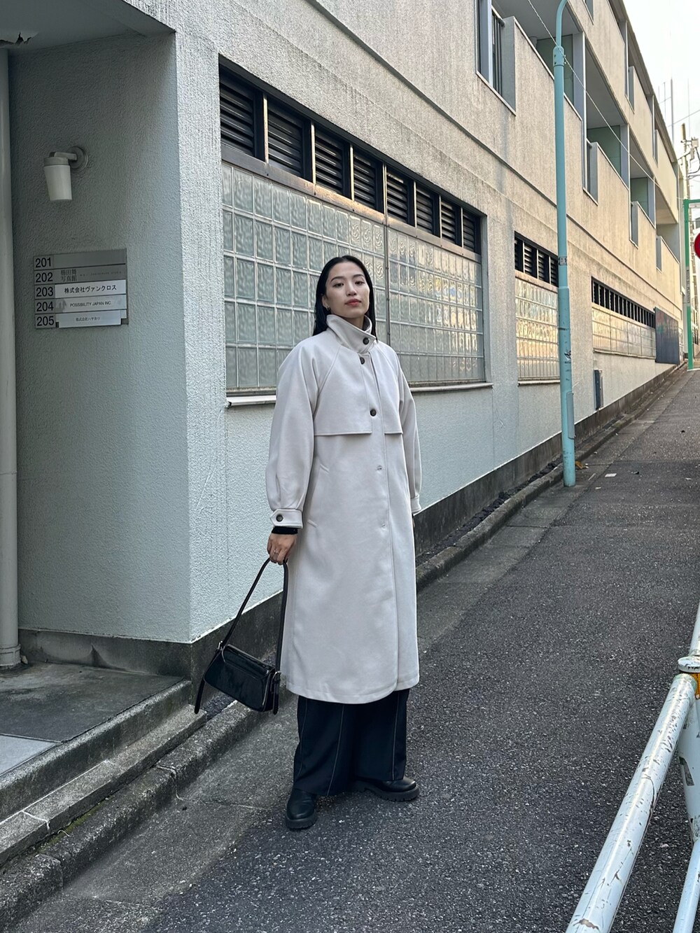 ホワイト系のその他アウター、ブラック系のその他パンツ、ブラック系のブーツを着用したレディースの秋コーディネートの2枚目の写真