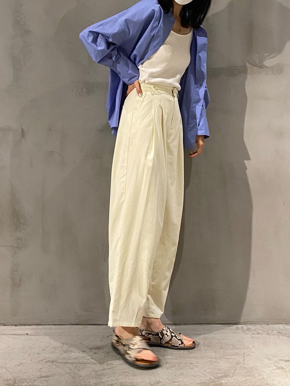 ホワイト系のキャミソール、ブルー系のシャツ/ブラウス、ホワイト系のその他パンツを着用したレディースの夏コーディネートの2枚目の写真