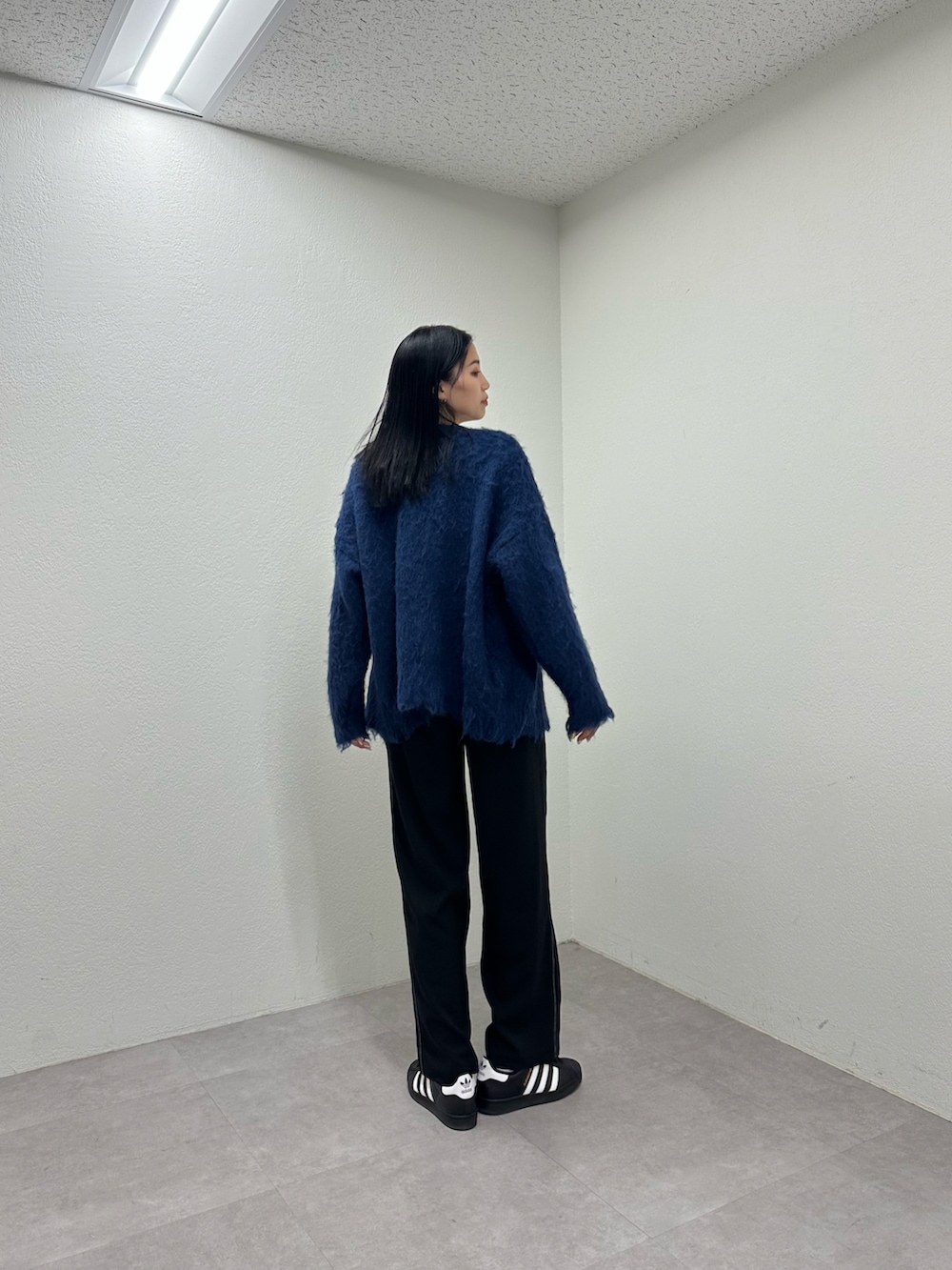 ブルー系のカーディガン/ボレロ、ホワイト系のTシャツ/カットソー、ブラック系のスラックスを着用したレディースの夏コーディネートの2枚目の写真