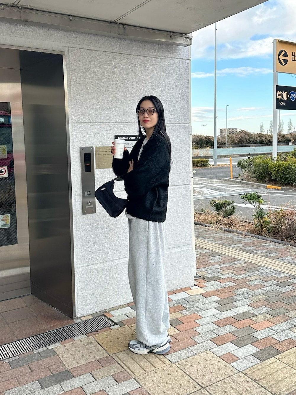 「真冬のあったかスタイル、休日スタイル、大人コーデ、パンツコーデ、シンプルスタイル、スウェットパンツ」｜「COLONY 2139のヘビーウェイトスウェットワイドパンツ（スウェットパンツ、グレー系）」を使った、MISAKIさん（レディース・174cm）の冬コーディネートの2枚目の写真