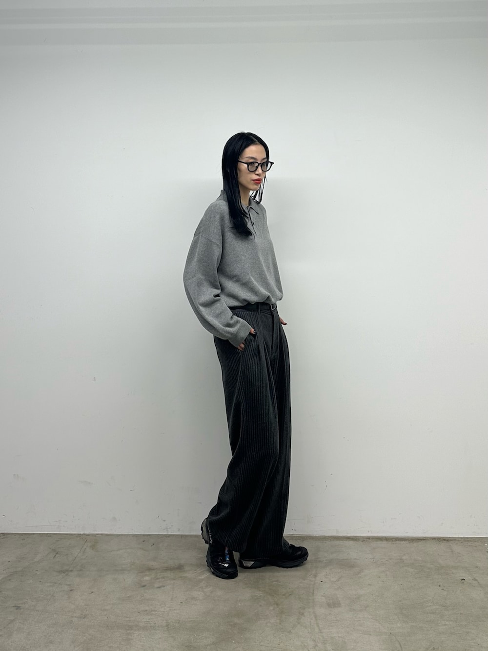 「着回しコーデ、パンツスタイル、モノトーン、ニットポロ、ストライプ、シャギー」｜「COLONY 2139のスウェットライクニットポロ（ニット/セーター、グレー系）」を使った、MISAKIさん（レディース・174cm）の秋コーディネートの2枚目の写真