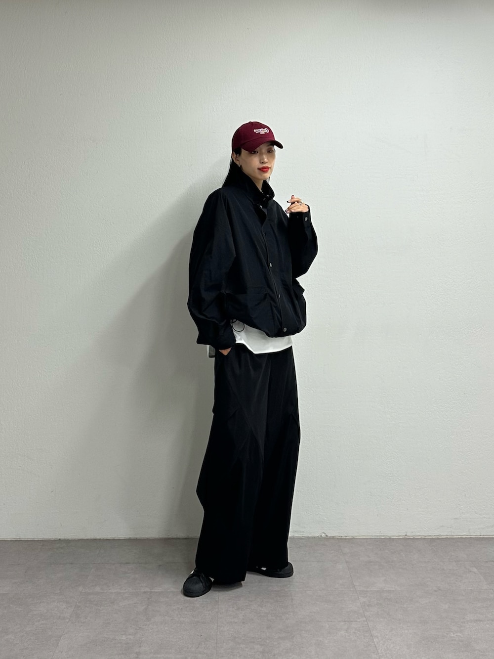 ブラック系のその他パンツ、ブラック系のブルゾン、ホワイト系のTシャツ/カットソーを着用したレディースの夏コーディネートの2枚目の写真