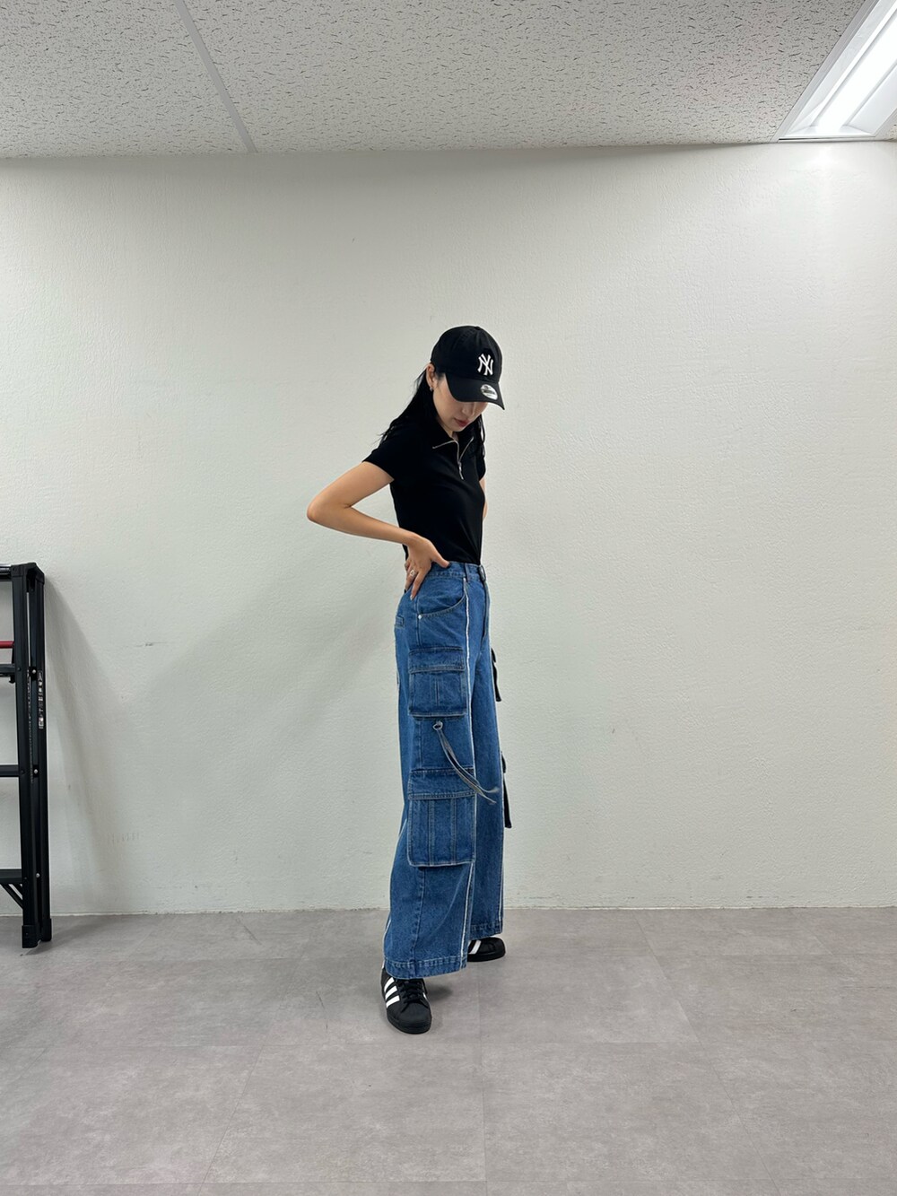 ブラック系のTシャツ/カットソー、ブルー系のデニムパンツを着用したレディースの夏コーディネートの2枚目の写真