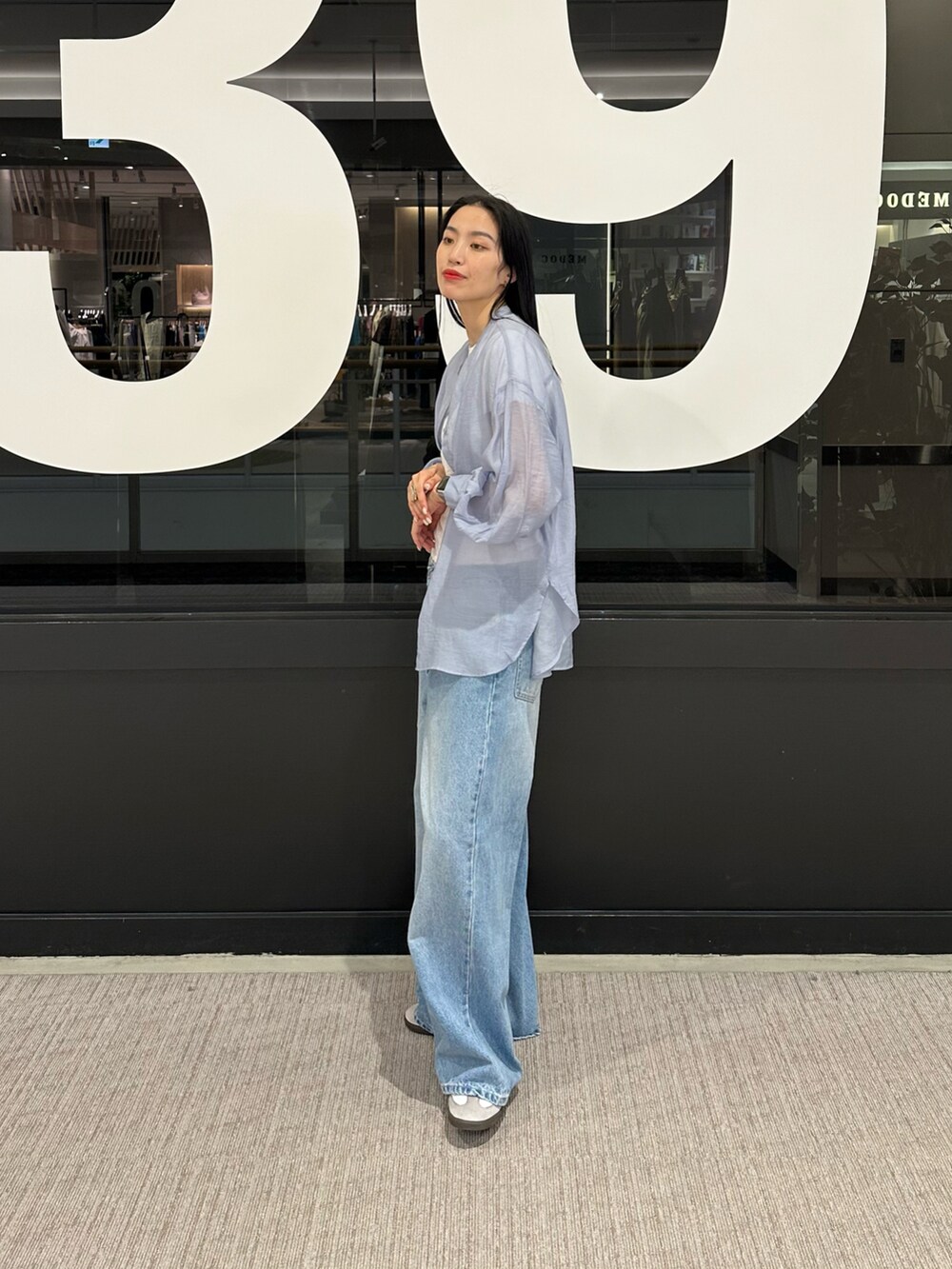 ブルー系のデニムパンツ、ブルー系のシャツ/ブラウス、ホワイト系のTシャツ/カットソーを着用したレディースの春コーディネートの2枚目の写真