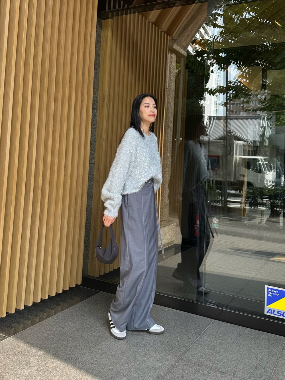 グレー系のその他パンツ、シルバー系のニット/セーターを着用したレディースの秋コーディネートの2枚目の写真