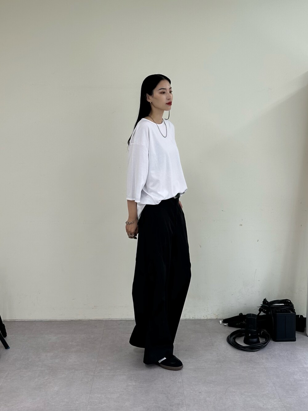 ホワイト系のTシャツ/カットソー、ブラック系のその他パンツを着用したレディースの夏コーディネートの3枚目の写真