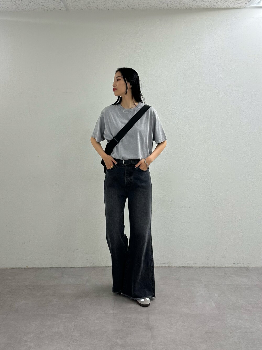 ブラック系のデニムパンツ、グレー系のTシャツ/カットソー、ブラック系のショルダーバッグを着用したレディースの夏コーディネートの2枚目の写真