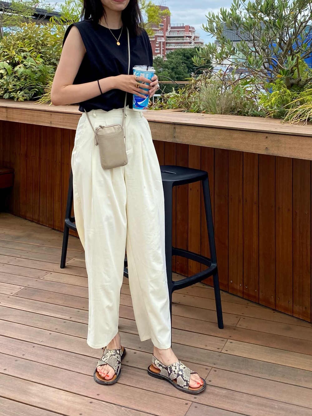 ブラック系のTシャツ/カットソー、ブラック系のその他パンツを着用したレディースの夏コーディネートの2枚目の写真