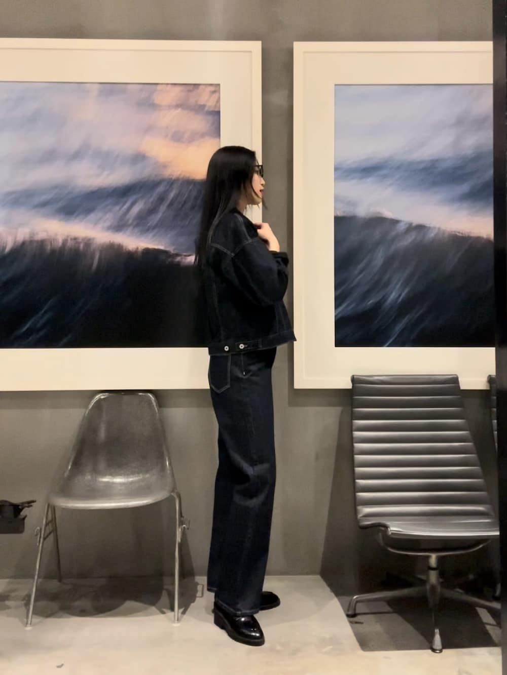 ブルー系のデニムパンツ、ブルー系のデニムジャケット、ブラック系のローファーを着用したレディースの春コーディネートの2枚目の写真