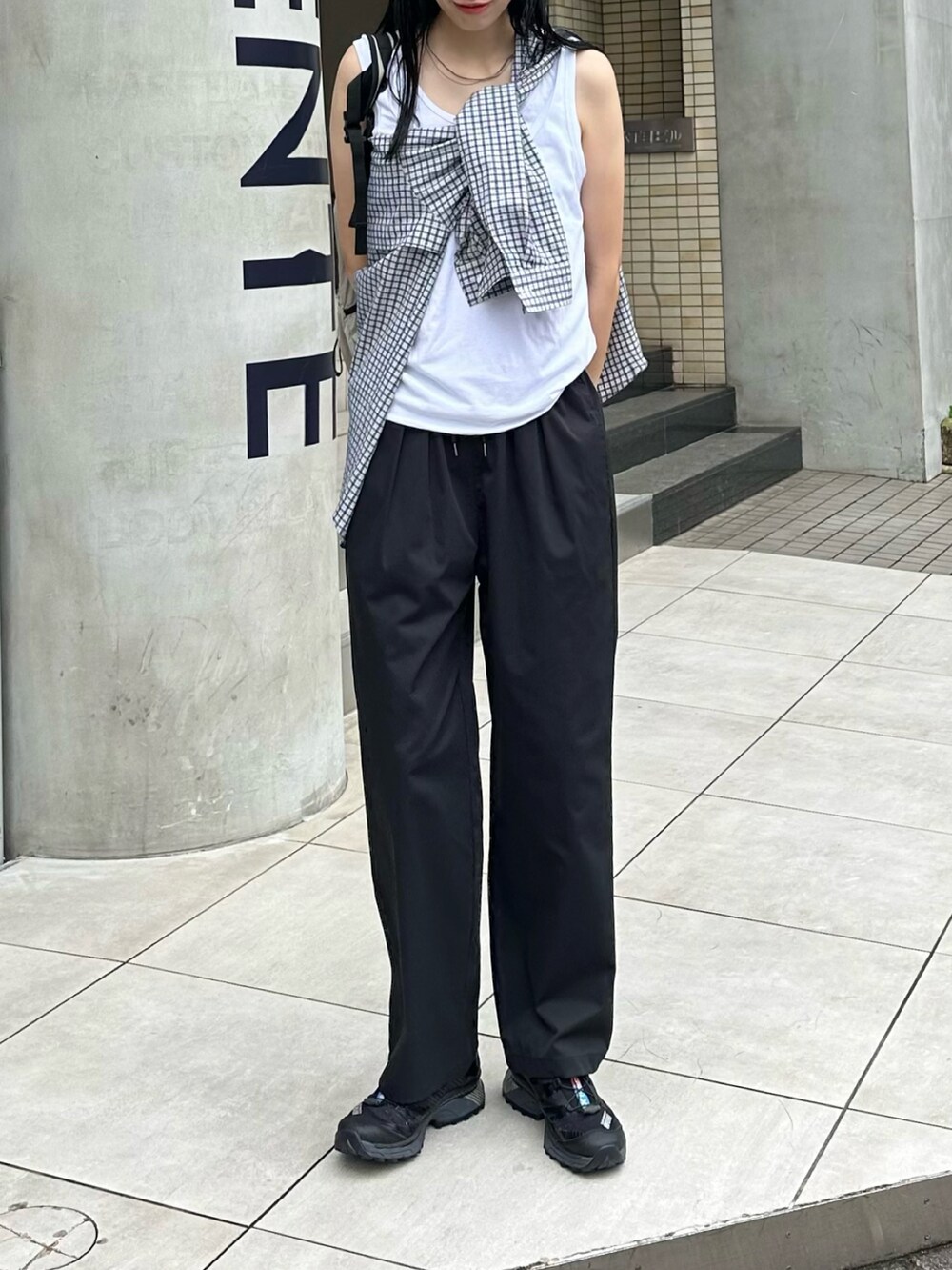 ブラック系のその他パンツ、ホワイト系のタンクトップ、ブルー系のシャツ/ブラウスを着用したレディースの夏コーディネートの2枚目の写真