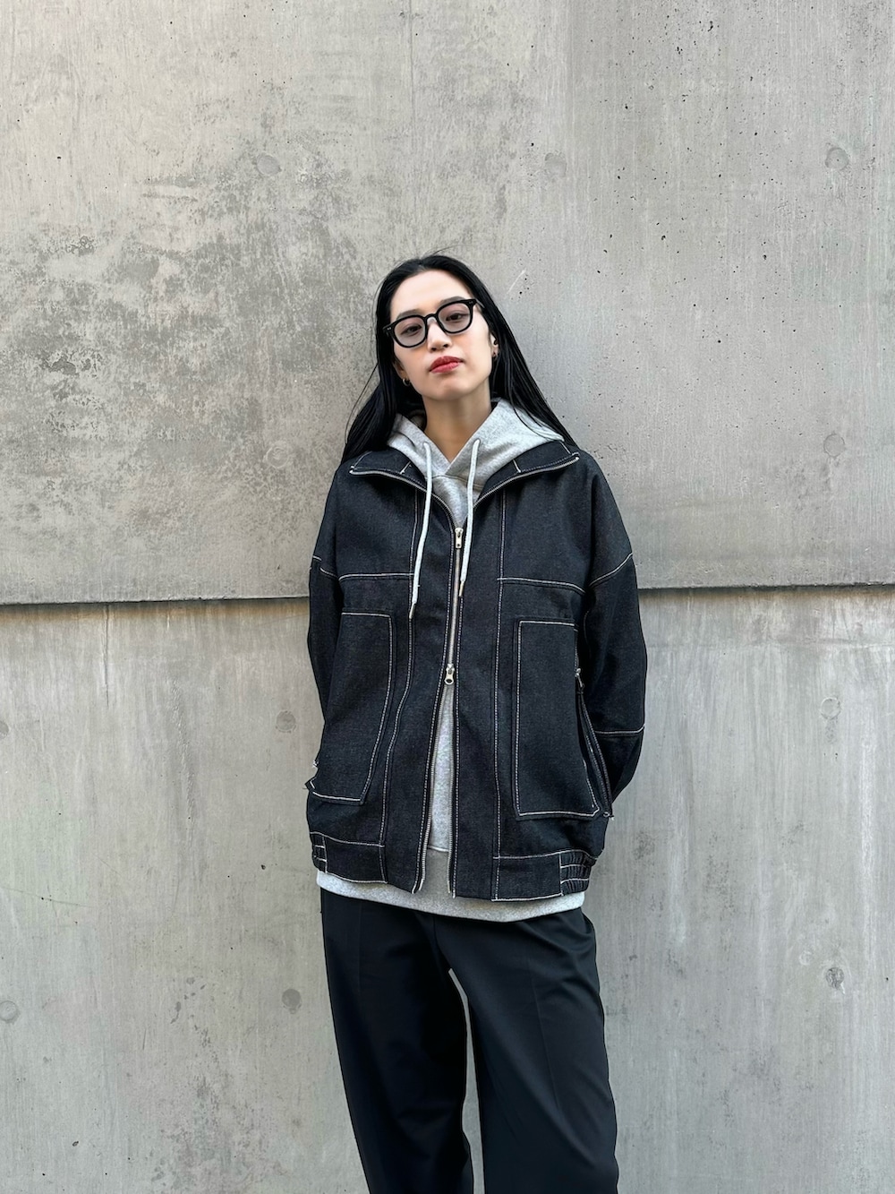 グレー系のパーカーを着用したレディースの春コーディネートの4枚目の写真