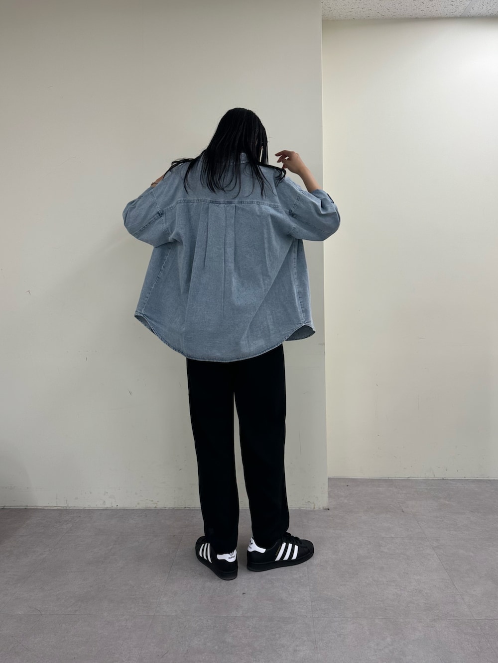 ブラック系のキャミソール、ブルー系のシャツ/ブラウス、ブラック系のその他パンツを着用したレディースの春コーディネートの3枚目の写真