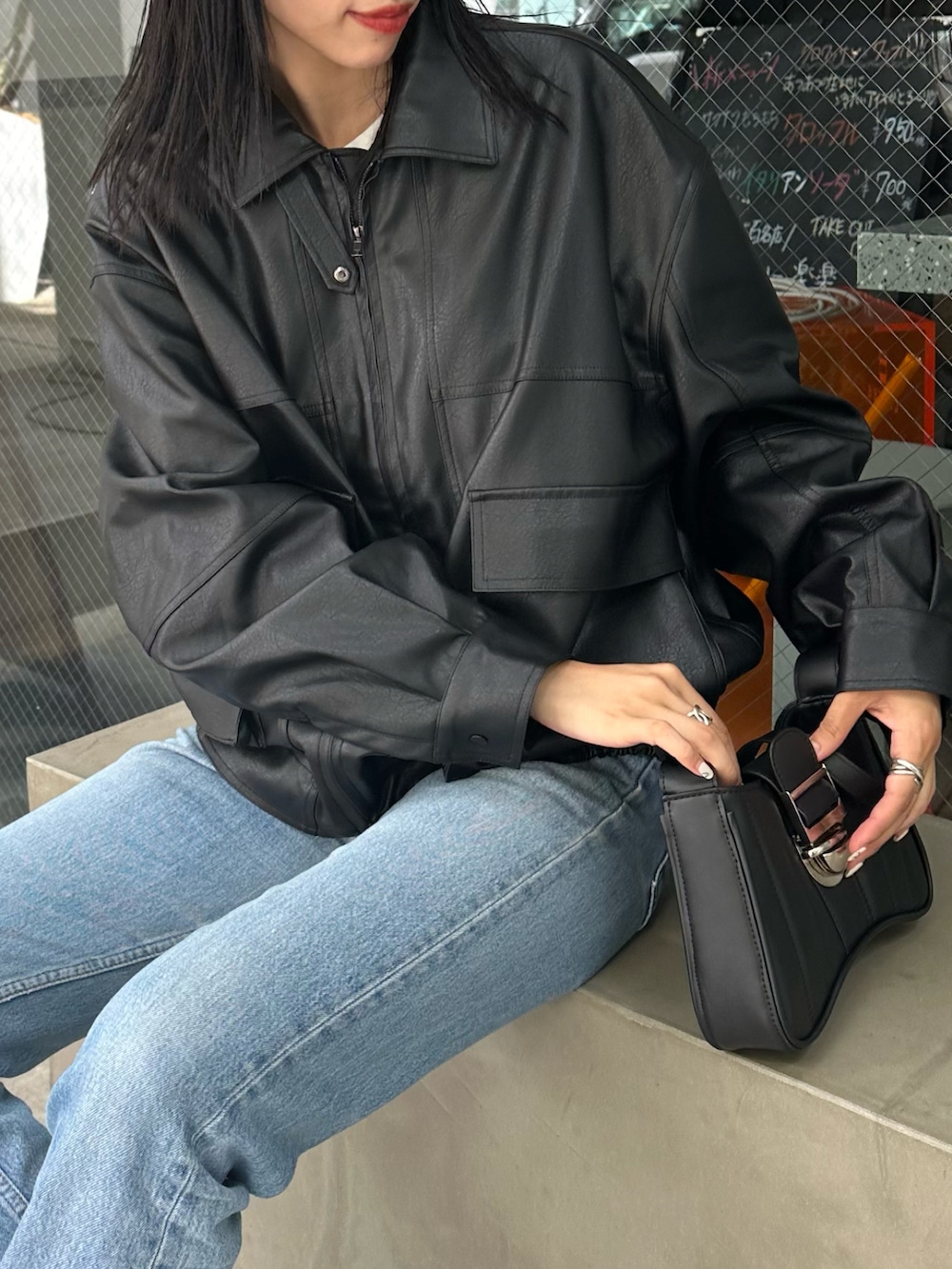 ブラック系のブルゾン、ブラック系のショルダーバッグを着用したレディースの夏コーディネートの2枚目の写真