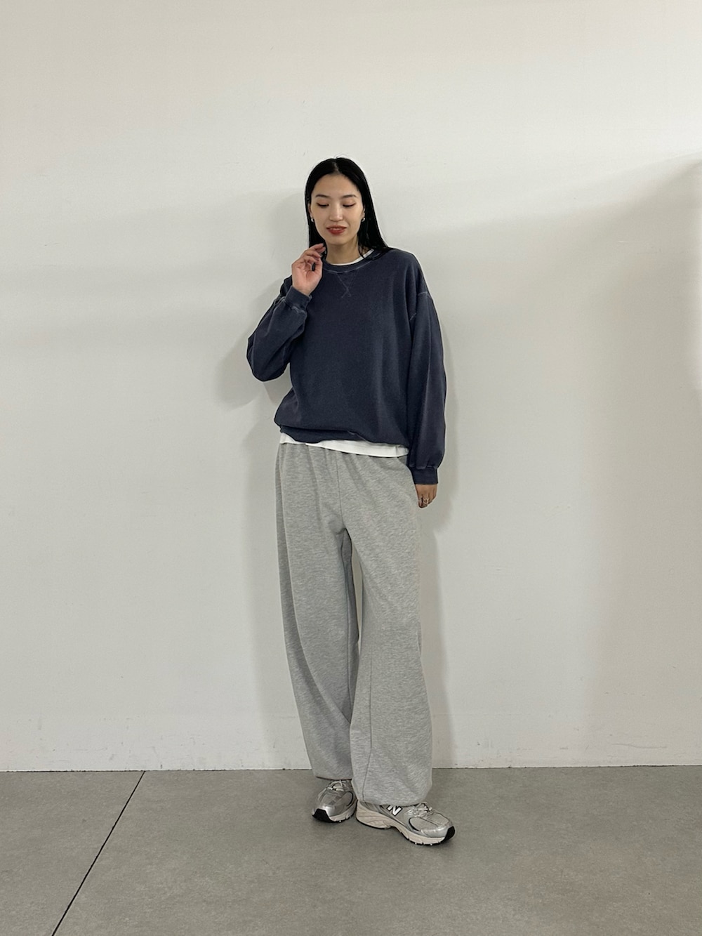 ブルー系のスウェット、グレー系のスウェットパンツを着用したレディースの秋コーディネートの4枚目の写真
