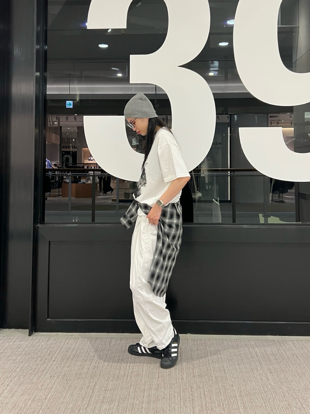 「春めき満開コーデ、パンツコーデ、ラフコーデ、オールホワイト、チェックシャツ」｜「COLONY 2139のストレッチバルーンパンツ（その他パンツ、ホワイト系）」を使った、MISAKIさん（レディース・174cm）の春コーディネートの2枚目の写真