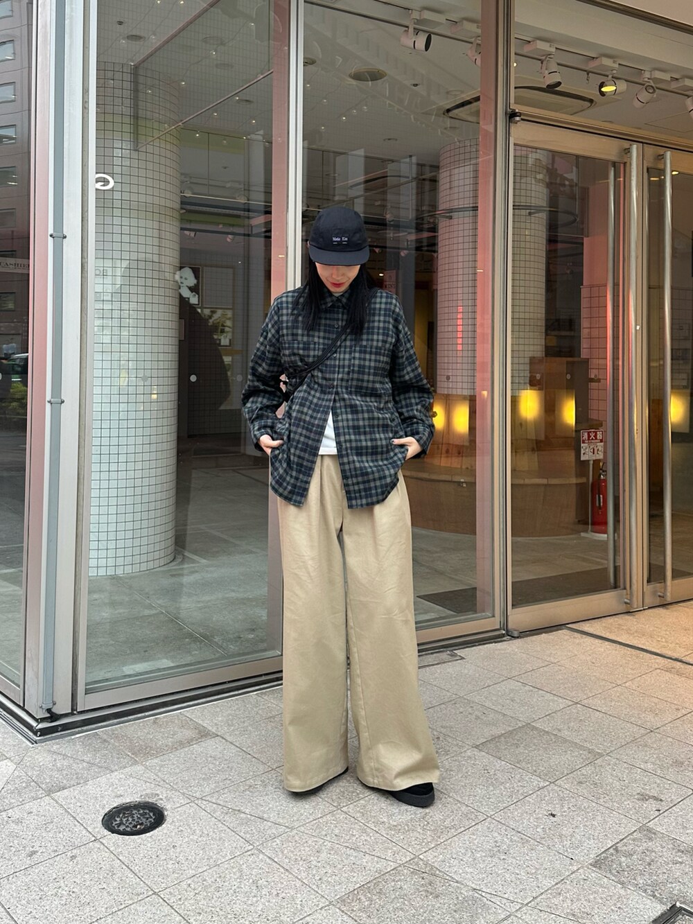 ブルー系のシャツ/ブラウス、ベージュ系のスラックス、ブラック系のモカシン/デッキシューズを着用したレディースの冬コーディネートの3枚目の写真