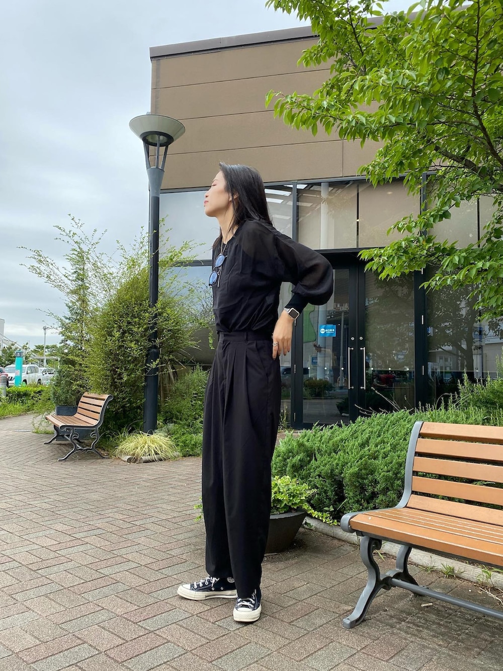 ホワイト系のその他パンツ、ブラック系のTシャツ/カットソー、ブルー系のサングラスを着用したレディースの秋コーディネートの5枚目の写真