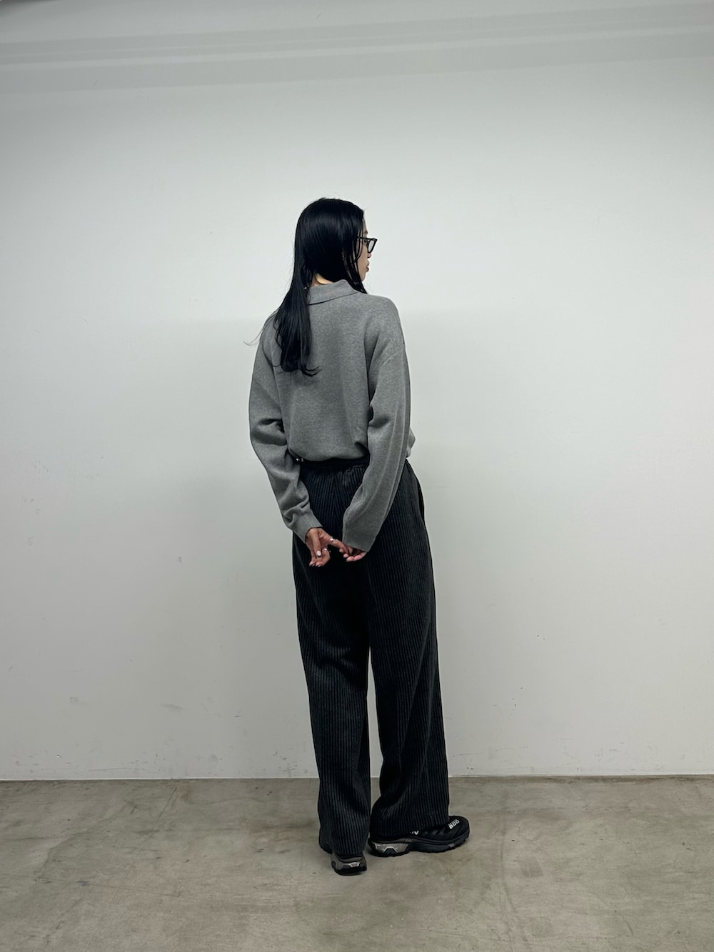 「着回しコーデ、パンツスタイル、モノトーン、ニットポロ、ストライプ、シャギー」｜「COLONY 2139のスウェットライクニットポロ（ニット/セーター、グレー系）」を使った、MISAKIさん（レディース・174cm）の秋コーディネートの3枚目の写真