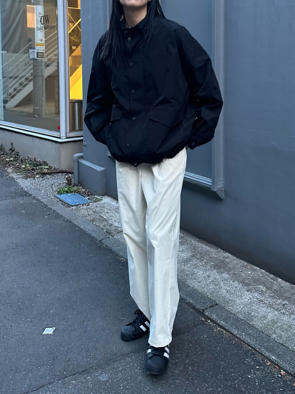 ベージュ系のその他パンツ、ブラック系のブルゾンを着用したレディースの冬コーディネートの3枚目の写真