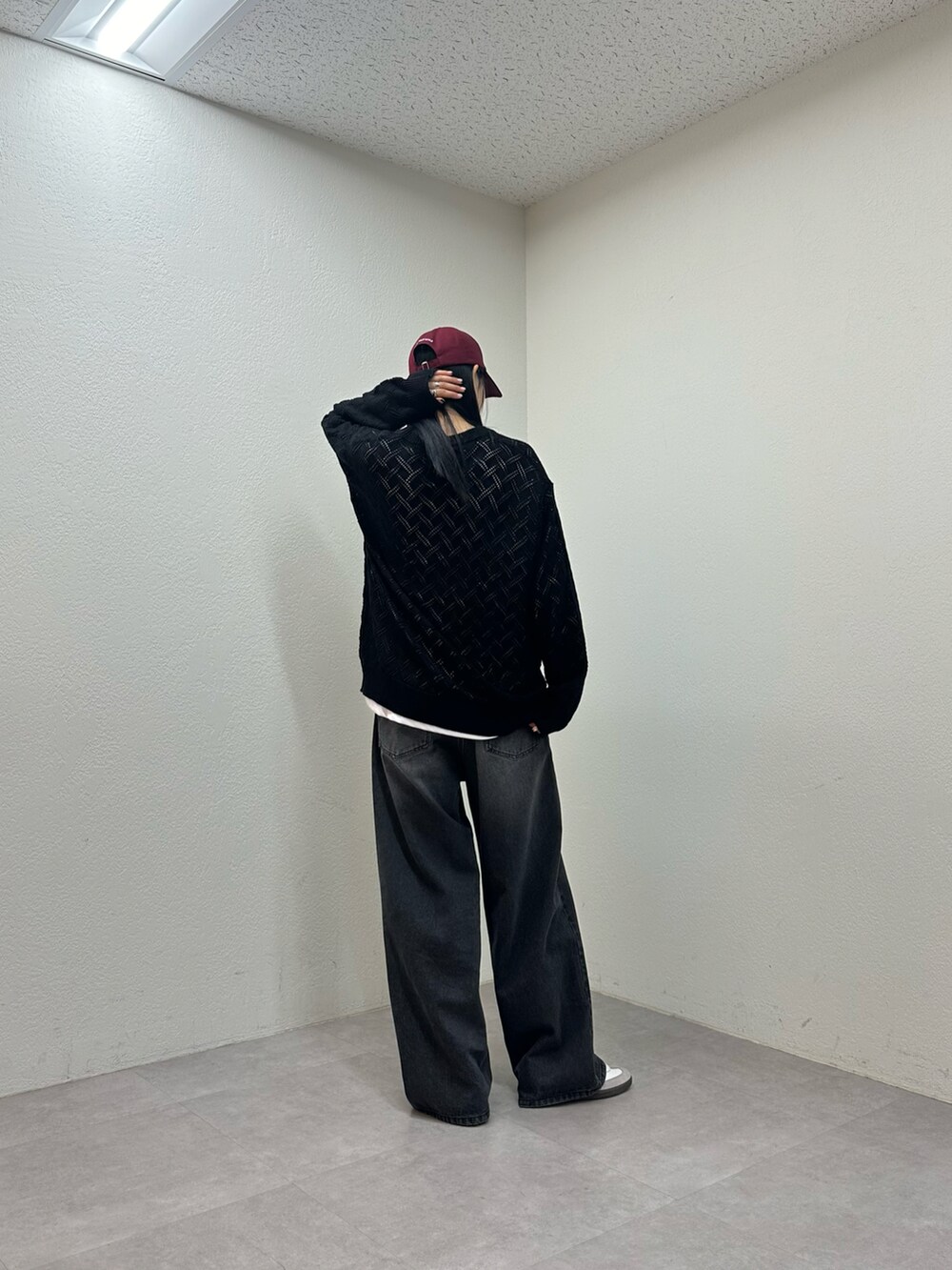 ブラック系のカーディガン/ボレロ、ブラック系のデニムパンツ、ホワイト系のTシャツ/カットソーを着用したレディースの春コーディネートの3枚目の写真